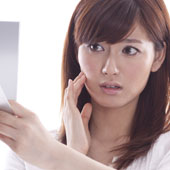 肌のトラブルを気にする