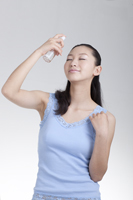 水スプレーを顔にかける