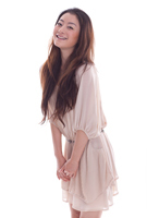 女性美のポーズをとる