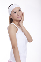 手を顔にあてる