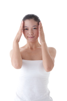 手を顔にあてる