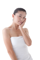 手を顔にあてる