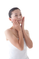 手を顔にあてる