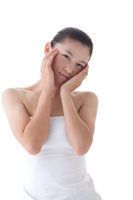 手を顔にあてる