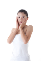 手を顔にあてる