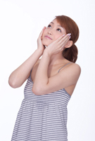 手を顔にあてる